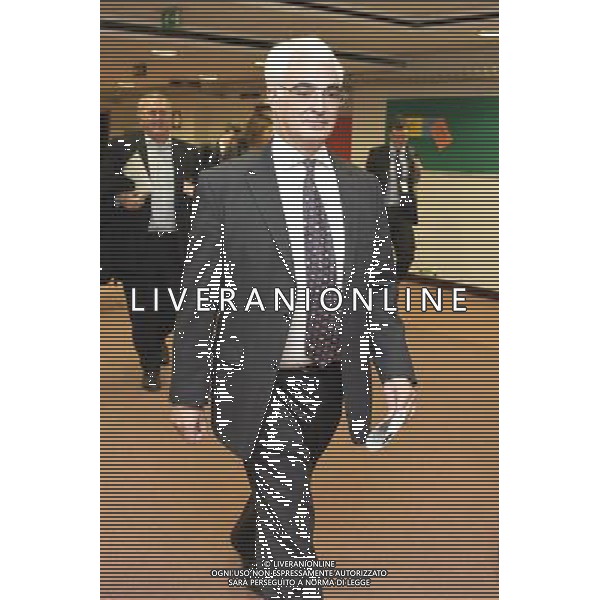 British Chancellor of the Exchequer Alistair Darling walks at EU hadquarters at the EU finance ministers meeting in Brussels, Belgium on 2010-03-16 European Commission calls on UK to speed up cutting its deficit faster © by Wiktor Dabkowski /Agenzia Aldo Liverani Sas - ITALY ONLY - BRUXELLES: CONSIGLIO DEI MINISTRI EUROPEI