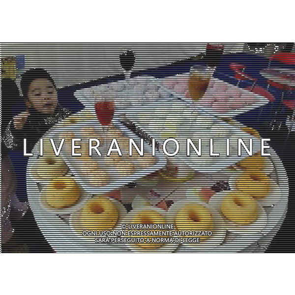 (100317) -- BEIJING, March 17, 2010 -- A child is attracted by various pastries and puddings at the 6th National Bakery Exhibition at the National Agriculture Exhibition Center in Beijing, capital of China, March 17, 2010. The three-day exhibition opened on Wednesday. Luo Wei) (wqq) /Agenzia Aldo Liverani Sas - ITALY ONLY - PRODOTTI DI PASTICCERIA - DOLCIUMI