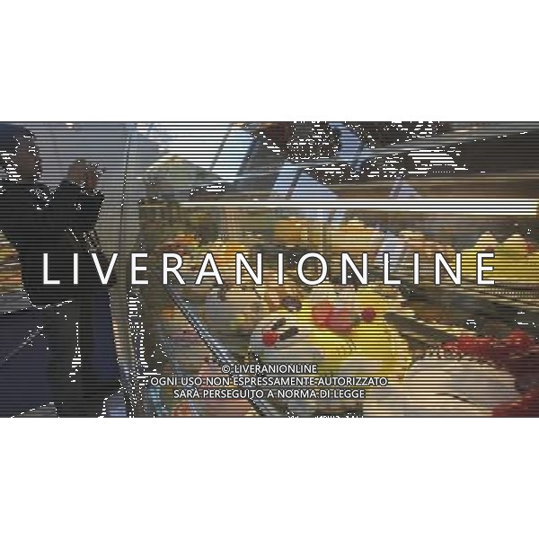 (100317) -- BEIJING, March 17, 2010 -- A visitor takes photos of various cakes at the 6th National Bakery Exhibition at the National Agriculture Exhibition Center in Beijing, capital of China, March 17, 2010. The three-day exhibition opened on Wednesday. Luo Wei) (wqq) /Agenzia Aldo Liverani Sas - ITALY ONLY - PRODOTTI DI PASTICCERIA - DOLCIUMI