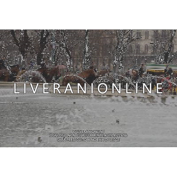 VEDUTE DELLA CITTA\' DI MILANO nella foto: esercito a cavallo davanti la fontana TORTA DEGLI SPOSI in Piazza Castello © ANTONIO SORANO - AG. ALDO LIVERANI SAS