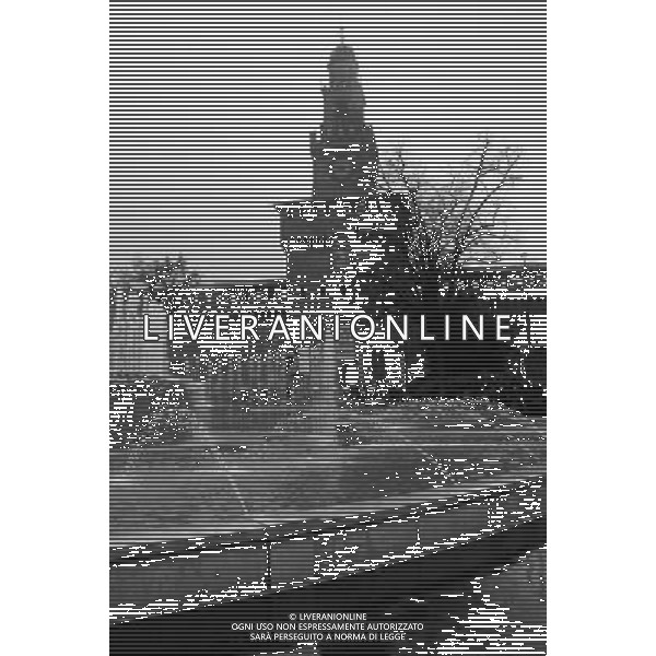 VEDUTE DELLA CITTA\' DI MILANO nella foto: Piazza Castello ( la fontana TORTA DEGLI SPOSI) ed il Castello Sforzesco © ANTONIO SORANO - AG. ALDO LIVERANI SAS