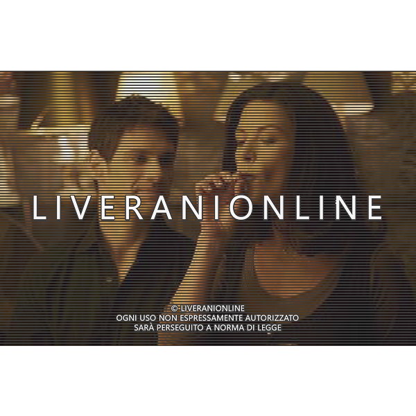 FILM: \' The Rebound\' nella scena Catherine ZETA - JONES mentre fuma. Con lei l\'attore Justin BARTHA; interpreta il suo amante ragazzino © PLANET PHOTOS - Ag. Aldo Liverani sas ITALY ONLY 