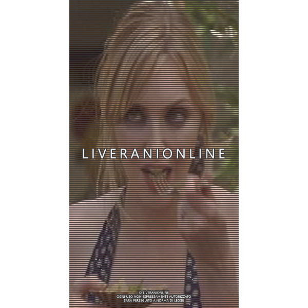 l\'attrice inglese Sophie DAHL nel programma tv di cucina: \' The delicious Miss Dahl\' su BBC2 © Planet Photos - Ag. Aldo Liverani sas ITALY ONLY 
