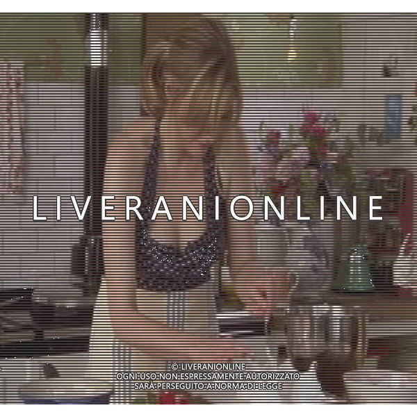 l\'attrice inglese Sophie DAHL nel programma tv di cucina: \' The delicious Miss Dahl\' su BBC2 © Planet Photos - Ag. Aldo Liverani sas ITALY ONLY 