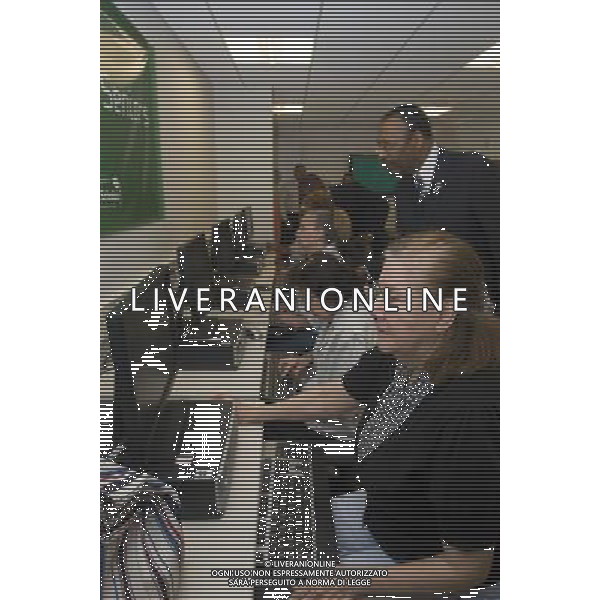 PERSONE ANZIANE IMPARANO AD USARE IL COMPUTER © RICHARD B. LEVINE - PHOTOSHOT - AG. ALDO LIVERANI SAS ITALY ONLY TECNOLOGIA