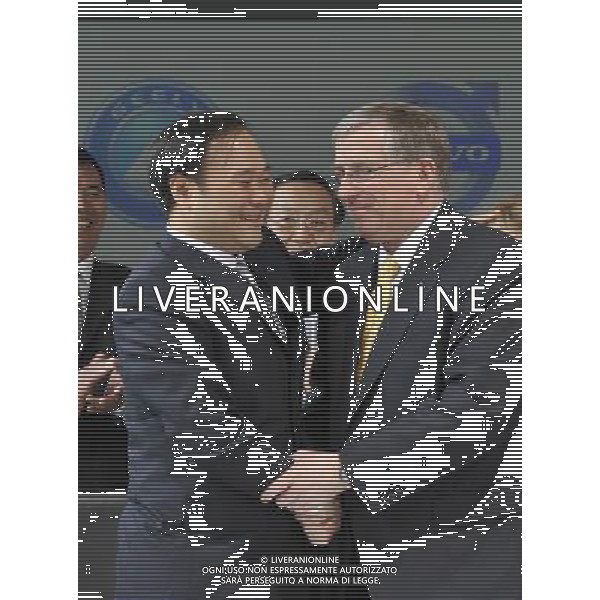 (100328) -- GOTEBORG, March 28, 2010 () -- Geely Chairman Li Shufu (L) shakes hands with CFO of Ford Motor Company, Lewis Booth after signing a deal in Goteborg of Sweden, March 28, 2010. China\'s Zhejiang Geely Holding Group signed a deal with Ford Motor Co. here on Sunday on the takeover of Sweden\'s Volvo Cars. (/Wu Wei) (cy) /Agenzia Aldo Liverani Sas - ITALY ONLY - La casa automobilistica Ford ha venduto il marchio svedese Volvo alla societa\' cinese Zhejiang Geely Holding