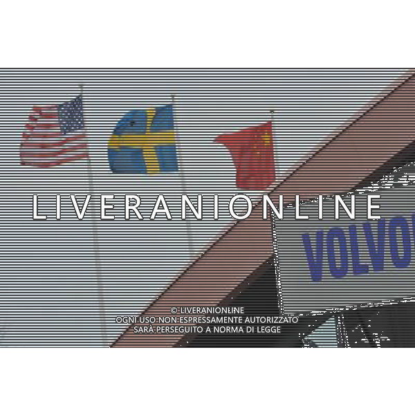 (100328) -- GOTEBORG, March 28, 2010 () -- Photo taken on March 28, 2010 shows the national flags of China, Sweden and the United States are fluttering outside the headquarters of Volvo Cars, in Goteborg of Sweden. China\'s Zhejiang Geely Holding Group signed a deal with Ford Motor Co. here on Sunday on the takeover of Sweden\'s Volvo Cars. (/Wu Wei) (ypf) /Agenzia Aldo Liverani Sas - ITALY ONLY - La casa automobilistica Ford ha venduto il marchio svedese Volvo alla societa\' cinese Zhejiang Geely Holding