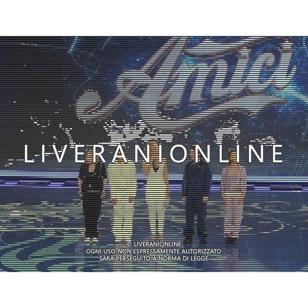ROMA - CINECITTA\' TEATRO 5 29.03.2010 SERATA FINALE DI AMICI 2010 nella foto: i 4 finalisti ( Emma MARRONE - vincitrice) - Matteo MACCHIONI - Maria DE FILIPPI - Pierdavide CARONE - Loredana ERRORE © Massimo Bruni - Ag. Aldo Liverani sas