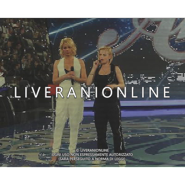 ROMA - CINECITTA\' TEATRO 5 29.03.2010 SERATA FINALE DI AMICI 2010 nella foto: Maria DE FILIPPI con Emma MARRONE ( vincitrice) © Massimo Bruni - Ag. Aldo Liverani sas