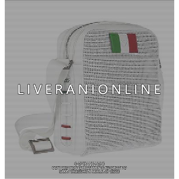 GIORGIO ARMANI DISEGNA UNA COLLEZIONE SPECIALE EMPORIO ARMANI PER I MONDIALI DEL 2010 IN SUD AFRICA nella foto:Borsa di grandezza media a tracolla disponibile nei colori bianco e nero con logo a bandiera intercambiabile. © Ufficio Stampa Giorgio Armani - Ag. Aldo Liverani sas ITALY ONLY