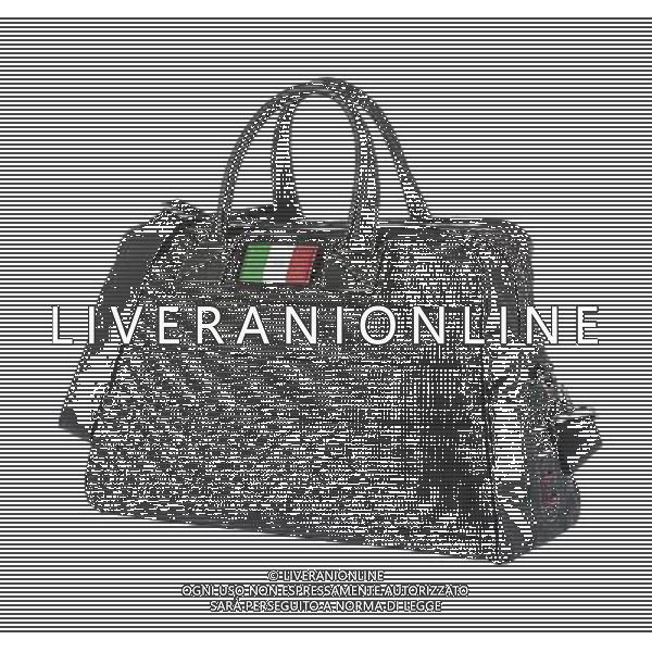 GIORGIO ARMANI DISEGNA UNA COLLEZIONE SPECIALE EMPORIO ARMANI PER I MONDIALI DEL 2010 IN SUD AFRICA nella foto:Borsa da weekend/palestra in bianco e nero con logo a bandiera intercambiabile. © Ufficio Stampa Giorgio Armani - Ag. Aldo Liverani sas ITALY ONLY