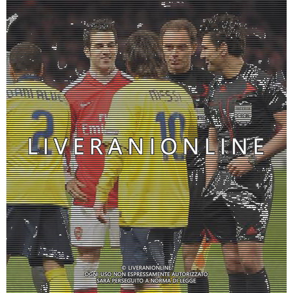 Arsenal - Barcellona quarti finale andata Champions League Arsenal\'s Cesc Fabregas (captain) and Barcelona\'s Lionel Messi shake hand at line up : Arsenal vs Barcelona for the UCL 1/4 of Finals at the Emirates Stadium in London on 31/03/2010 Picture By Marcello Pozzetti ©IPS Photo Agency/Agenzia Aldo Liverani Sas - ITALY ONLY -