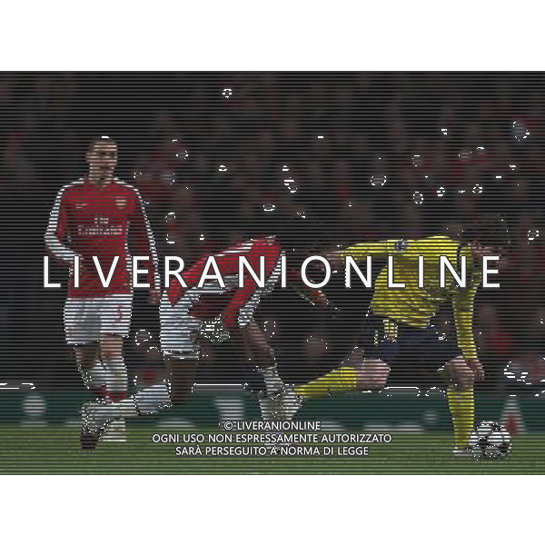 Arsenal - Barcellona quarti finale andata Champions League Action picture involving Arsenal\'s Alexandre Song shadows Barcelona\'s Lionel Messi : Arsenal vs Barcelona for the UCL 1/4 of Finals at the Emirates Stadium in London on 31/03/2010 Picture By Marcello Pozzetti ©IPS Photo Agency/Agenzia Aldo Liverani Sas - ITALY ONLY -