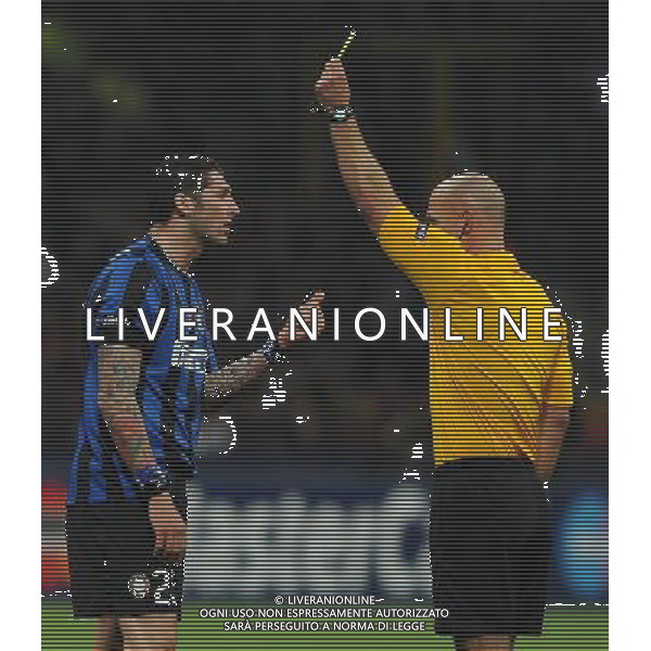 Champions League 2009/2010 Quarti di Finale Andata Milano - 31.03.2010 Inter-CSKA Mosca Nella Foto:MARCO MATERAZZI AMMONIZIONE - ARBITRO WEBB ESTRAE IL CARTELLINO GIALLO /Ph.Vitez-Ag. Aldo Liverani