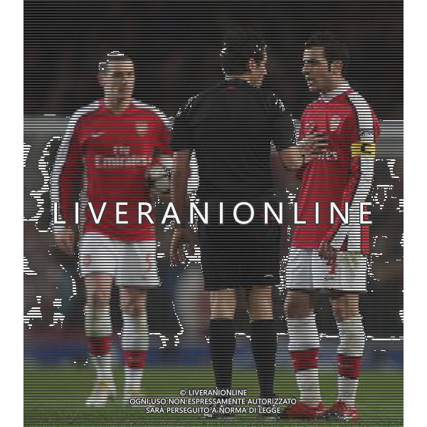 Arsenal - Barcellona quarti finale andata Champions League Arsenal\'s Cesc Fabregas (captain) makes his point accross the Suisse Referee Massimo Busacca complaining for his booking that will deny him the presence at the Nou Camp : Arsenal vs Barcelona for the UCL 1/4 of Finals at the Emirates Stadium in London on 31/03/2010 Picture By Marcello Pozzetti ©IPS Photo Agency/Agenzia Aldo Liverani Sas - ITALY ONLY -