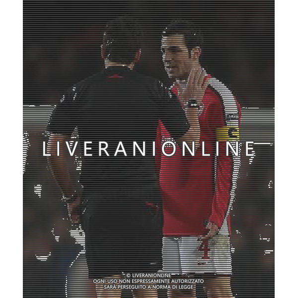 Arsenal - Barcellona quarti finale andata Champions League Arsenal\'s Cesc Fabregas (captain) makes his point accross the Suisse Referee Massimo Busacca complaining for his booking that will deny him the presence at the Nou Camp : Arsenal vs Barcelona for the UCL 1/4 of Finals at the Emirates Stadium in London on 31/03/2010 Picture By Marcello Pozzetti ©IPS Photo Agency/Agenzia Aldo Liverani Sas - ITALY ONLY -