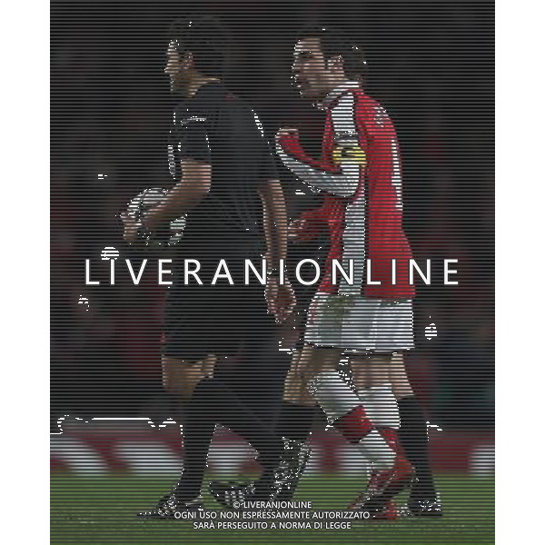 Arsenal - Barcellona quarti finale andata Champions League Arsenal\'s Cesc Fabregas (captain) makes his point accross the Suisse Referee Massimo Busacca complaining for his booking that will deny him the presence at the Nou Camp : Arsenal vs Barcelona for the UCL 1/4 of Finals at the Emirates Stadium in London on 31/03/2010 Picture By Marcello Pozzetti ©IPS Photo Agency/Agenzia Aldo Liverani Sas - ITALY ONLY -
