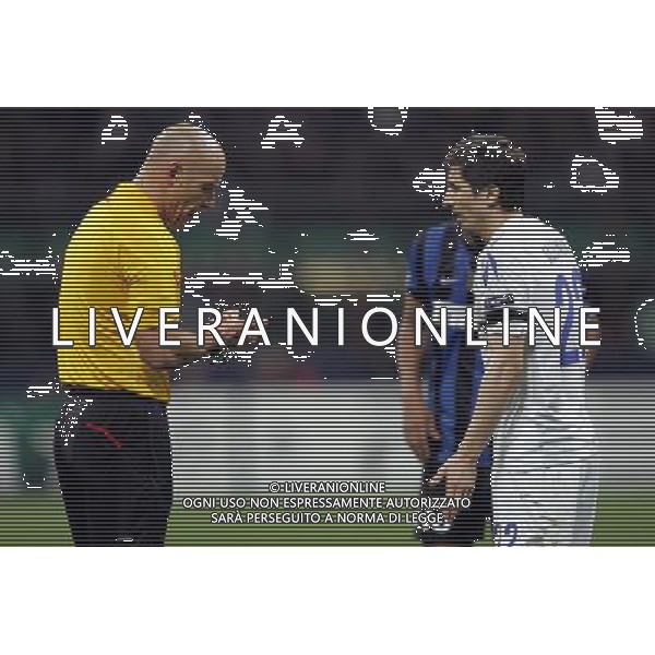Inter - Cska Mosca quarti di finale andata di Champions League 31/03/2010 nella foto arbitro webb - ammonizione di aldonin ©Agenzia Aldo Liverani Sas