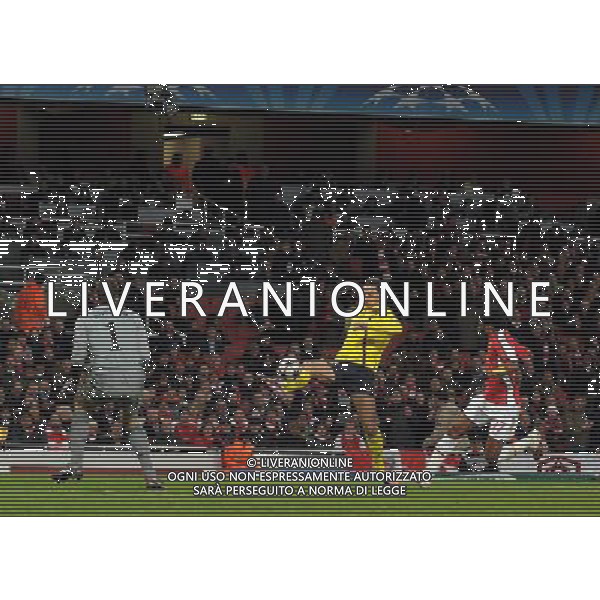 Arsenal - Barcellona quarti finale andata Champions League - primo gol di Ibrahimovic del 0-1 Barcelona\'s Zlatan Ibrahimovic loops over Arsenal\'s Manuel Almunia to send Barcelona 1 up : Arsenal vs Barcelona for the UCL 1/4 of Finals at the Emirates Stadium in London on 31/03/2010. Picture By Marcello Pozzetti ©IPS Photo Agency/Agenzia Aldo Liverani Sas - ITALY ONLY -