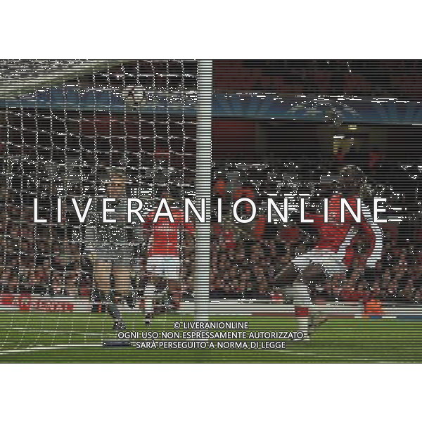 Arsenal - Barcellona quarti finale andata Champions League - primo gol di Ibrahimovic del 0-1 Barcelona\'s Zlatan Ibrahimovic loops over Arsenal\'s Manuel Almunia to send Barcelona 1 up : Arsenal vs Barcelona for the UCL 1/4 of Finals at the Emirates Stadium in London on 31/03/2010 Picture By Marcello Pozzetti ©IPS Photo Agency/Agenzia Aldo Liverani Sas - ITALY ONLY -