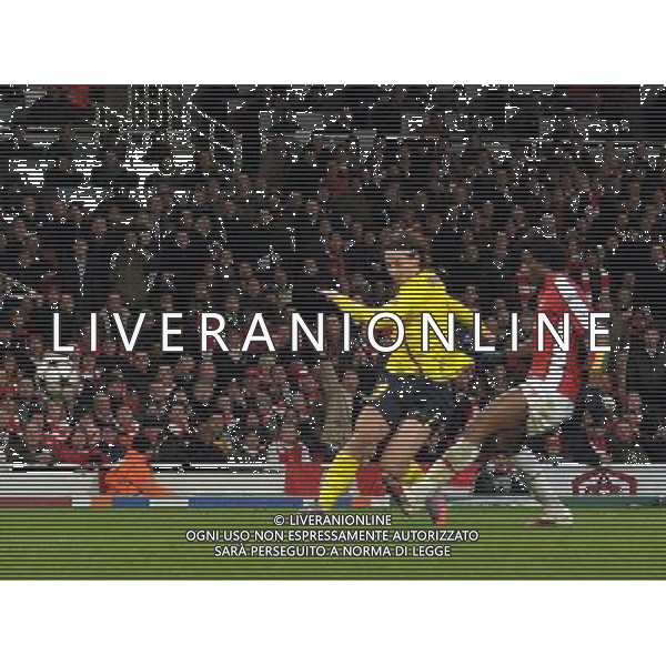 Arsenal - Barcellona quarti finale andata Champions League - secondo gol di Ibrahimovic del 0-2 Barcelona\'s Zlatan Ibrahimovic beats Arsenal\'s Manuel Almunia to send Barcelona 2 up : Arsenal vs Barcelona for the UCL 1/4 of Finals at the Emirates Stadium in London on 31/03/2010 Picture By Marcello Pozzetti ©IPS Photo Agency/Agenzia Aldo Liverani Sas - ITALY ONLY -