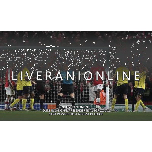 Arsenal - Barcellona quarti finale andata Champions League - arbitro busacca Cartellino rosso - espulsione Barcelona\'s Carles Puyol (captain) sees a red card in the incident of Arsenal\'s equalizer on penalty : Arsenal vs Barcelona for the UCL 1/4 of Finals at the Emirates Stadium in London on 31/03/2010 Picture By Marcello Pozzetti ©IPS Photo Agency/Agenzia Aldo Liverani Sas - ITALY ONLY -