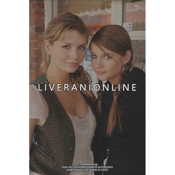 O.C. - III serie - DA SINISTRA: MISCHA BARTON (MARISSA) E WILLA HOLLAND (KAITLIN) AG. ALDO LIVERANI SAS