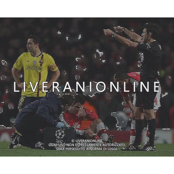 ARSENAL - BARCELLONA QUARTI DI FINALE ANDATA CHAMPIONS LEAGUE - INFORTUNATO - Arsenal\'s Cesc Fabregas (captain) scores with a penalty but in the process accuses the injury and will seek some treatment : Arsenal vs Barcelona for the UCL 1/4 of Finals at the Emirates Stadium in London on 31/03/2010. Picture By Marcello Pozzetti ©IPS Photo Agency /Agenzia Aldo Liverani Sas - ITALY ONLY -