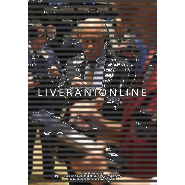 (100331) -- NEW YORK, March 31, 2010 () -- Traders work in the New York Stock Exchange in New York, the United States, March 31, 2010. U.S. stocks posted the biggest first-quarter gains in more than ten years even as major indexes ended the session on sour notes Wednesday, pressured by disappointing employment and manufacturing data. (/Shen Hong) (zw) /Agenzia Aldo Liverani Sas - ITALY ONLY: OPERATORI - AGENTI DELLA BORSA DI NEW YORK ( U.S.A.)