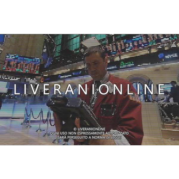 (100331) -- NEW YORK, March 31, 2010 () -- A trader works in the New York Stock Exchange in New York, the United States, March 31, 2010. U.S. stocks posted the biggest first-quarter gains in more than ten years even as major indexes ended the session on sour notes Wednesday, pressured by disappointing employment and manufacturing data. (/Shen Hong) (zw) /Agenzia Aldo Liverani Sas - ITALY ONLY: OPERATORI - AGENTI DELLA BORSA DI NEW YORK ( U.S.A.)