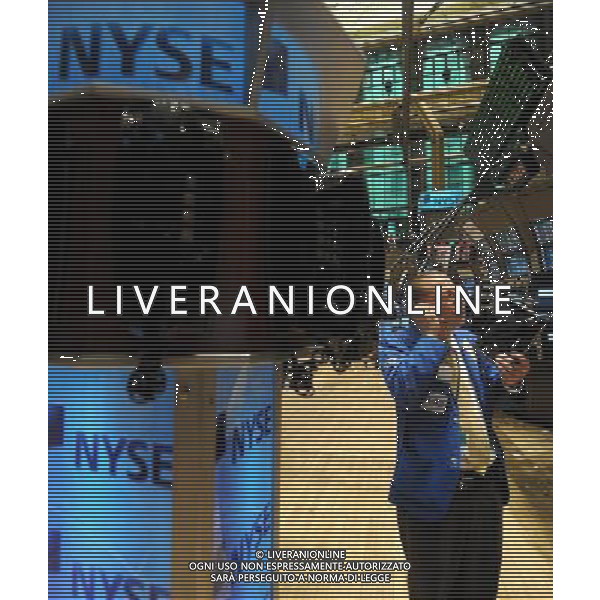 (100331) -- NEW YORK, March 31, 2010 () -- A trader works in the New York Stock Exchange in New York, the United States, March 31, 2010. U.S. stocks posted the biggest first-quarter gains in more than ten years even as major indexes ended the session on sour notes Wednesday, pressured by disappointing employment and manufacturing data. (/Shen Hong) (zw) /Agenzia Aldo Liverani Sas - ITALY ONLY: OPERATORI - AGENTI DELLA BORSA DI NEW YORK ( U.S.A.)