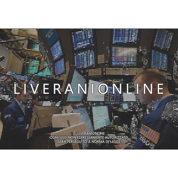 (100331) -- NEW YORK, March 31, 2010 () -- Traders work in the New York Stock Exchange in New York, the United States, March 31, 2010. U.S. stocks posted the biggest first-quarter gains in more than ten years even as major indexes ended the session on sour notes Wednesday, pressured by disappointing employment and manufacturing data. (/Shen Hong) (zw) /Agenzia Aldo Liverani Sas - ITALY ONLY: OPERATORI - AGENTI DELLA BORSA DI NEW YORK ( U.S.A.)