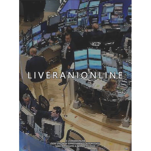 (100331) -- NEW YORK, March 31, 2010 () -- Traders work in the New York Stock Exchange in New York, the United States, March 31, 2010. U.S. stocks posted the biggest first-quarter gains in more than ten years even as major indexes ended the session on sour notes Wednesday, pressured by disappointing employment and manufacturing data. (/Shen Hong) (zw) /Agenzia Aldo Liverani Sas - ITALY ONLY: OPERATORI - AGENTI DELLA BORSA DI NEW YORK ( U.S.A.)