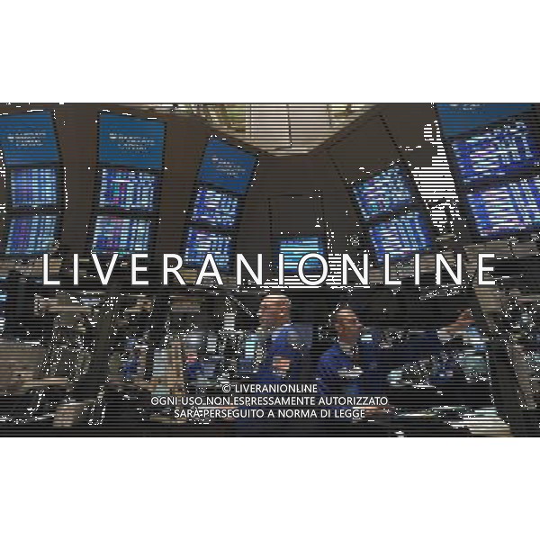 (100331) -- NEW YORK, March 31, 2010 () -- Traders work in the New York Stock Exchange in New York, the United States, March 31, 2010. U.S. stocks posted the biggest first-quarter gains in more than ten years even as major indexes ended the session on sour notes Wednesday, pressured by disappointing employment and manufacturing data. (/Shen Hong) (zw) /Agenzia Aldo Liverani Sas - ITALY ONLY: OPERATORI - AGENTI DELLA BORSA DI NEW YORK ( U.S.A.)