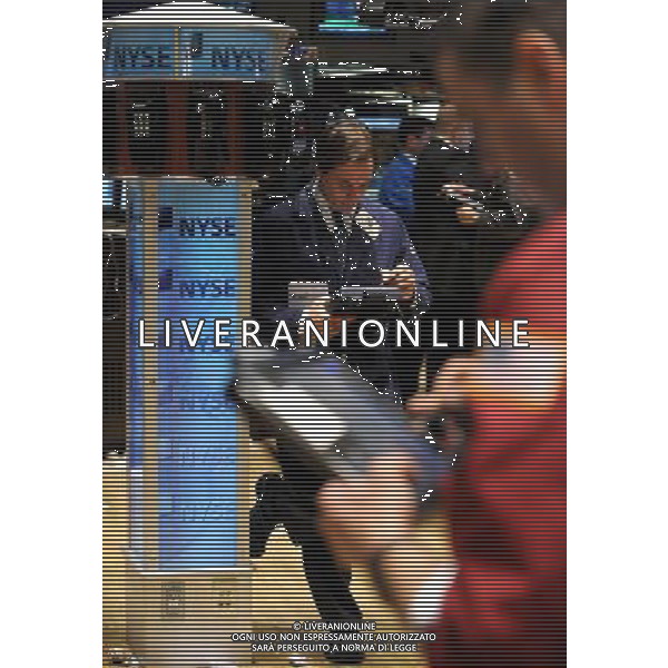 (100331) -- NEW YORK, March 31, 2010 () -- A trader works in the New York Stock Exchange in New York, the United States, March 31, 2010. U.S. stocks posted the biggest first-quarter gains in more than ten years even as major indexes ended the session on sour notes Wednesday, pressured by disappointing employment and manufacturing data. (/Shen Hong) (zw) /Agenzia Aldo Liverani Sas - ITALY ONLY: OPERATORI - AGENTI DELLA BORSA DI NEW YORK ( U.S.A.)