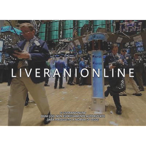 (100331) -- NEW YORK, March 31, 2010 () -- Traders work in the New York Stock Exchange in New York, the United States, March 31, 2010. U.S. stocks posted the biggest first-quarter gains in more than ten years even as major indexes ended the session on sour notes Wednesday, pressured by disappointing employment and manufacturing data. (/Shen Hong) (zw) /Agenzia Aldo Liverani Sas - ITALY ONLY: OPERATORI - AGENTI DELLA BORSA DI NEW YORK ( U.S.A.)