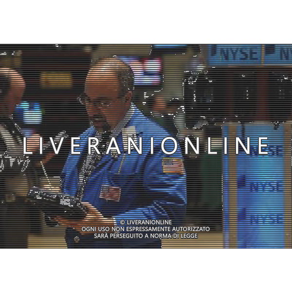 (100331) -- NEW YORK, March 31, 2010 () -- A trader works in the New York Stock Exchange in New York, the United States, March 31, 2010. U.S. stocks posted the biggest first-quarter gains in more than ten years even as major indexes ended the session on sour notes Wednesday, pressured by disappointing employment and manufacturing data. (/Shen Hong) (zw) /Agenzia Aldo Liverani Sas - ITALY ONLY: OPERATORI - AGENTI DELLA BORSA DI NEW YORK ( U.S.A.)