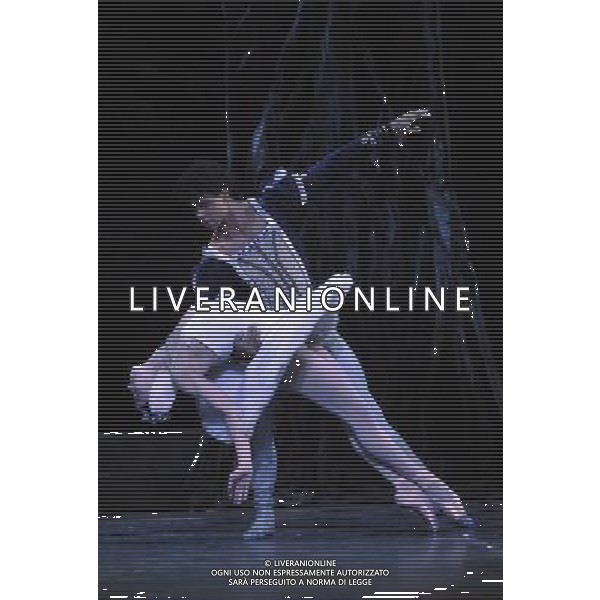 Carlos Acosta and the Ballet Nacional de Cuba in a dress rehearsal for \'Swan Lake\' which opens tonight at the Coliseum in London © David Wimsett - Photoshot - Ag. Aldo Liverani sas ITALY ONLY BALLETTO NAZIONALE DI CUBA - il lago dei cigni