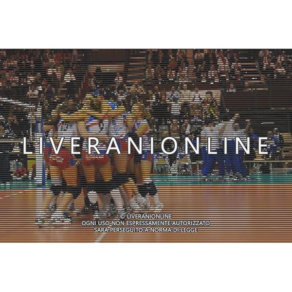 Finale CEV Indesit Champions League Pallavolo Femminile Cannes (FRA) 4-04-2010 Foppapedretti Bergamo (ITA) - FenerbahceAcibadem Istanbul (TUR) nella foto: Foppapedretti Bergamo esulta per la vittoria foto Garavaglia - ag. Aldo Liverani sas
