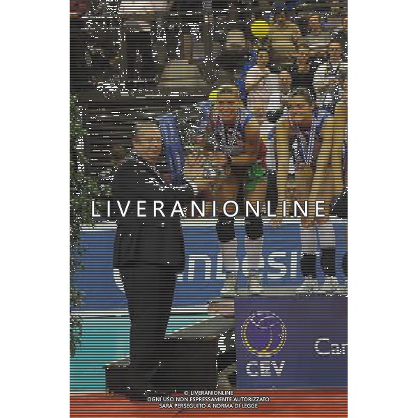 Finale CEV Indesit Champions League Pallavolo Femminile Cannes (FRA) 4-04-2010 Foppapedretti Bergamo (ITA) - FenerbahceAcibadem Istanbul (TUR) nella foto: Francesca Piccinini (Foppapedretti Bergamo) riceve la coppa foto Garavaglia - ag. Aldo Liverani sas