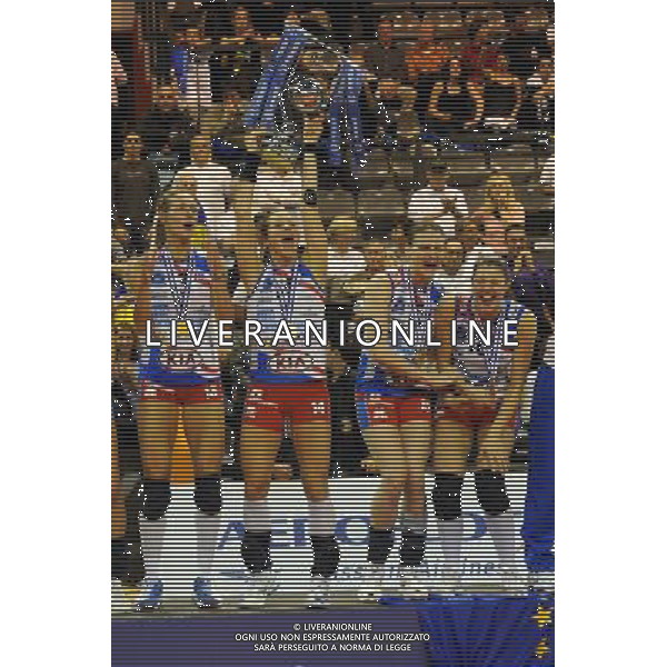 Finale CEV Indesit Champions League Pallavolo Femminile Cannes (FRA) 4-04-2010 Foppapedretti Bergamo (ITA) - FenerbahceAcibadem Istanbul (TUR) nella foto: Eleonora Lo Bianco (Foppapedretti Bergamo) alza la coppa foto Garavaglia - ag. Aldo Liverani sas