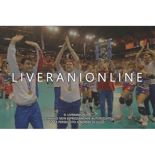 Finale CEV Indesit Champions League Pallavolo Femminile Cannes (FRA) 4-04-2010 Foppapedretti Bergamo (ITA) - FenerbahceAcibadem Istanbul (TUR) nella foto: Lorenzo Miceli, a SX, festeggia con la squadra (Foppapedretti Bergamo) foto Garavaglia - ag. Aldo Liverani sas