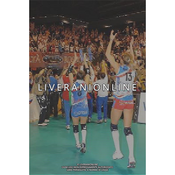 Final Four CEV Indesit Champions League Pallavolo Femminile Cannes (FRA) 4-04-2010 Foppapedretti Bergamo (ITA) - FenerbahceAcibadem Istanbul (TUR) finale per il 1° posto nella foto: dopo la premiazione la coppa sotto il settore dei tifosi della Foppapedretti Bergamo foto Garavaglia - ag. Aldo Liverani sas