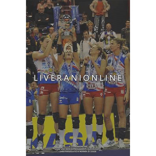 Final Four CEV Indesit Champions League Pallavolo Femminile Cannes (FRA) 4-04-2010 Foppapedretti Bergamo (ITA) - FenerbahceAcibadem Istanbul (TUR) finale per il 1° posto nella foto: Enrica Merlo (Foppapedretti Bergamo) solleva la coppa sotto lo sguardo delle compagne foto Garavaglia - ag. Aldo Liverani sas