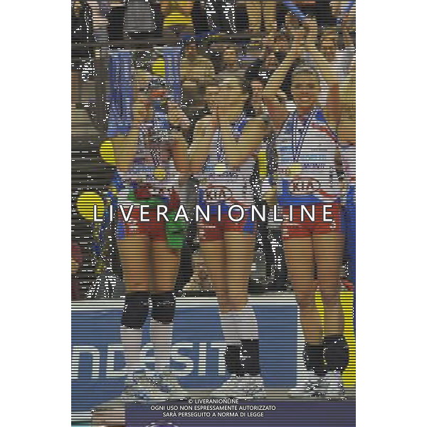 Final Four CEV Indesit Champions League Pallavolo Femminile Cannes (FRA) 4-04-2010 Foppapedretti Bergamo (ITA) - FenerbahceAcibadem Istanbul (TUR) finale per il 1° posto nella foto: Francesca Piccinini (Foppapedretti Bergamo) bacia la coppa foto Garavaglia - ag. Aldo Liverani sas