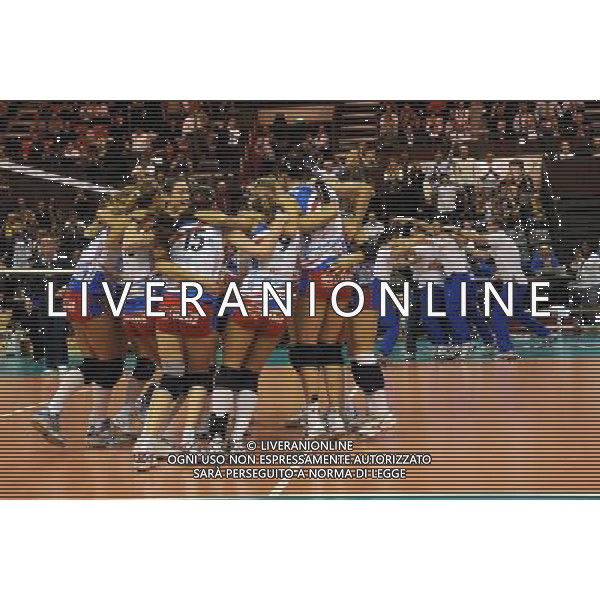 Final Four CEV Indesit Champions League Pallavolo Femminile Cannes (FRA) 4-04-2010 Foppapedretti Bergamo (ITA) - FenerbahceAcibadem Istanbul (TUR) finale per il 1° posto nella foto: esultanza per la vittoria della Foppapedretti Bergamo, esultano le giocatrici e dietro lo staff tecnico foto Garavaglia - ag. Aldo Liverani sas