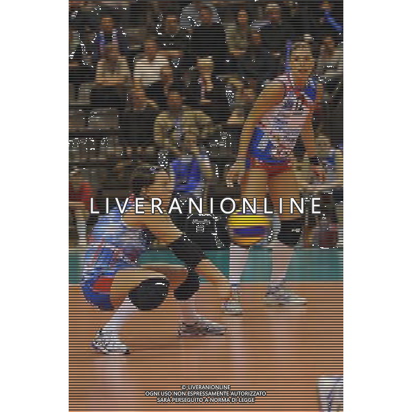 Final Four CEV Indesit Champions League Pallavolo Femminile Cannes (FRA) 4-04-2010 Foppapedretti Bergamo (ITA) - FenerbahceAcibadem Istanbul (TUR) finale per il 1° posto nella foto: Enrica Merlo (Foppapedretti Bergamo) in ricezione sotto lo sguardo di Francesca Piccinini foto Garavaglia - ag. Aldo Liverani sas