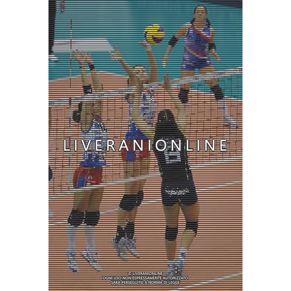 Final Four CEV Indesit Champions League Pallavolo Femminile Cannes (FRA) 4-04-2010 Foppapedretti Bergamo (ITA) - FenerbahceAcibadem Istanbul (TUR) finale per il 1° posto nella foto: Eleonora Lo Bianco, a SX, e Christiane Furst (Foppapedretti Bergamo) a muro su Natasa Osmokrovic (Fenerbache Istanbul) foto Garavaglia - ag. Aldo Liverani sas