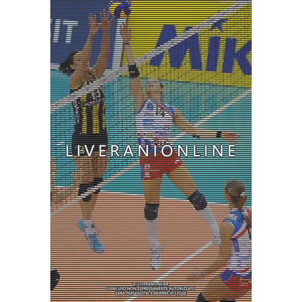 Final Four CEV Indesit Champions League Pallavolo Femminile Cannes (FRA) 4-04-2010 Foppapedretti Bergamo (ITA) - FenerbahceAcibadem Istanbul (TUR) finale per il 1° posto nella foto: Eleonora Lo Bianco a DX (Foppapedretti Bergamo) lotta su una palla con Natasa Osmokrovic (Fenerbache Istanbul) foto Garavaglia - ag. Aldo Liverani sas