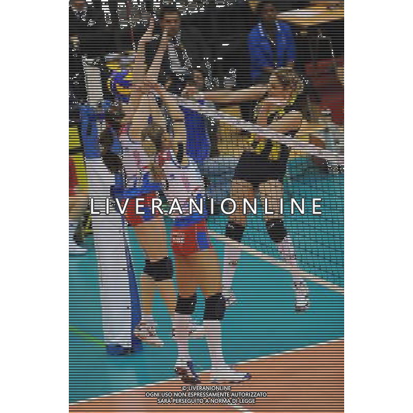 Final Four CEV Indesit Champions League Pallavolo Femminile Cannes (FRA) 4-04-2010 Foppapedretti Bergamo (ITA) - FenerbahceAcibadem Istanbul (TUR) finale per il 1° posto nella foto: Antonella Del Core e Valentina Arrighetti (Foppapedretti Bergamo) a muro su Seda Tokatlioglu (Fenerbache Istanbul) foto Garavaglia - ag. Aldo Liverani sas